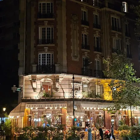 A Modern Appartment, Bright And Calm Parigi